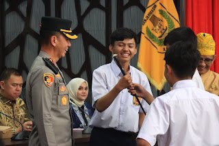 Kapolresta Banjarmasin Ajak Pelajar Pegang Tongkat Komando, Tanamkan Semangat Disiplin dan Kepemimpinan