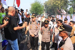 Kapolresta Banjarmasin Pimpin Pengamanan Aksi Warga Alalak Tengah dengan Pendekatan Humanis