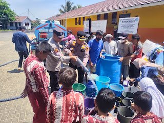 Kapolsek Banjarmasin Selatan Salurkan Air Bersih untuk Warga Terdampak Kekeringan