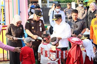 Pemkab Batola dan Forkopimda Bagikan Masker, Lindungi Warga dari Dampak Asap Karhutla