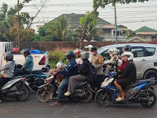 Polsek Banjarmasin Utara Bagikan 500 Masker kepada Masyarakat untuk Antisipasi Dampak Kabut Asap