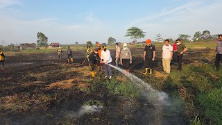 Karhutla Dekati Permukiman, Wagub Kalsel Hasnuryadi Turun Langsung Padamkan Api