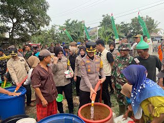 Polres Batola Bersama Forkopimda Salurkan Air Bersih untuk Warga Terdampak Kekeringan di Tabunganen