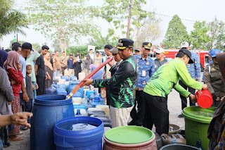 Pemkab Batola Salurkan Bantuan Air Bersih untuk Warga Terdampak Air Asin di Desa Sungai Bamban